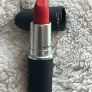 MAC lipstick color 922 Werk Werk Werk BNWOB